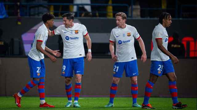Robert Lewandowski celebra su gol ante el Osasuna con Lamine Yamal