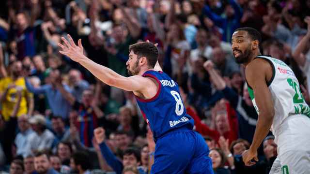 Brizuela festeja con el Palau la victoria obtenida contra el Zalgiris en la Euroliga
