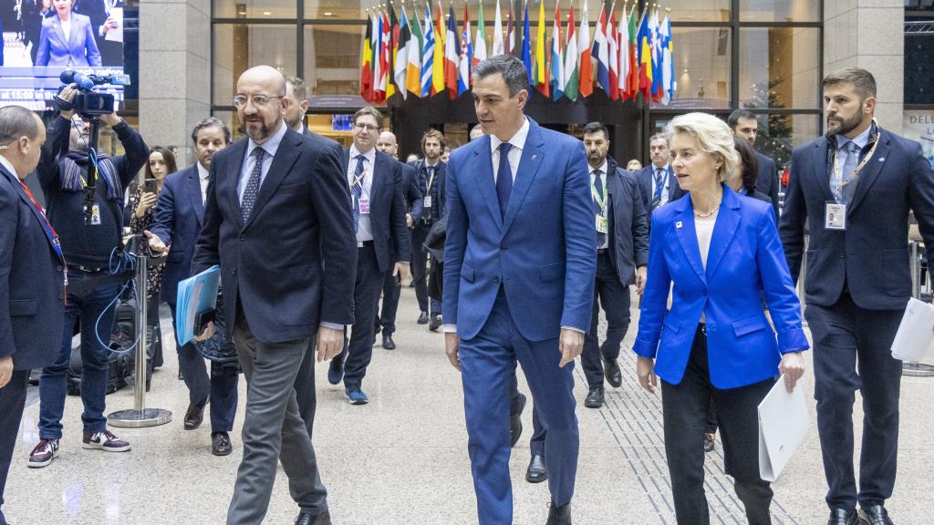 Pedro Sánchez, presidente del Gobierno, flanqueado por la presidenta de la Comisión Europea, Ursula von der Leyen, y el presidente del Consejo, Charles Michel / EP