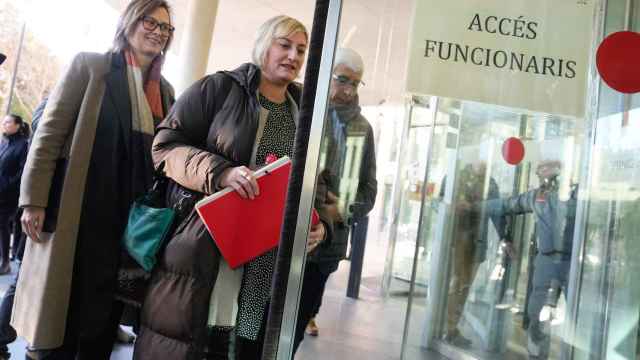 La exconsellera de Salud y vicepresidenta del Parlament, Alba Vergés (c), acompañada del actual conseller de Salud, Manel Balcells, y de la consellera de Exteriores, Meritxell Serret, a su llegada a la Ciutat de la Justicia