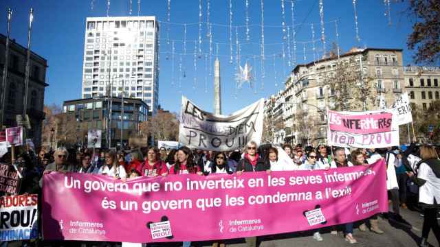 Decenas de personas con pancartas durante la manifestación de Infermeres de Catalunya en Barcelona