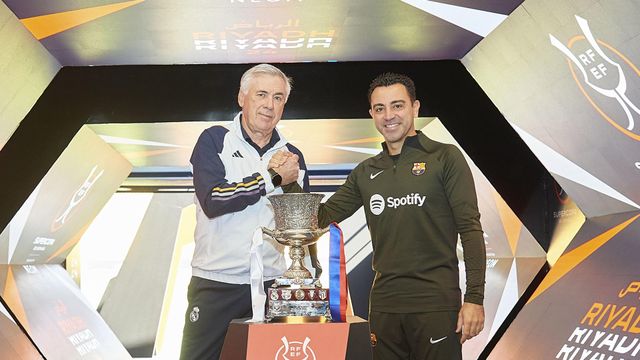 Carlo Ancelotti y Xavi Hernández posan juntos en la previa de la Supercopa