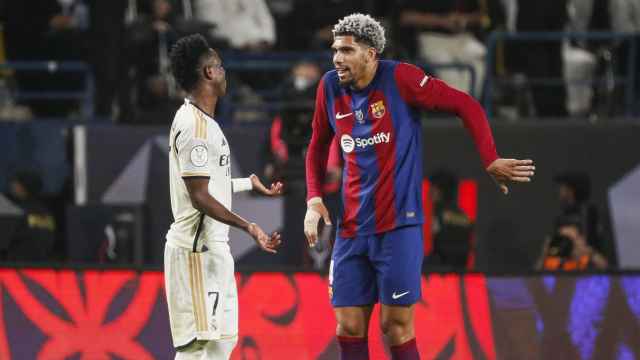 Araujo y Vinicius, en un lance de la final