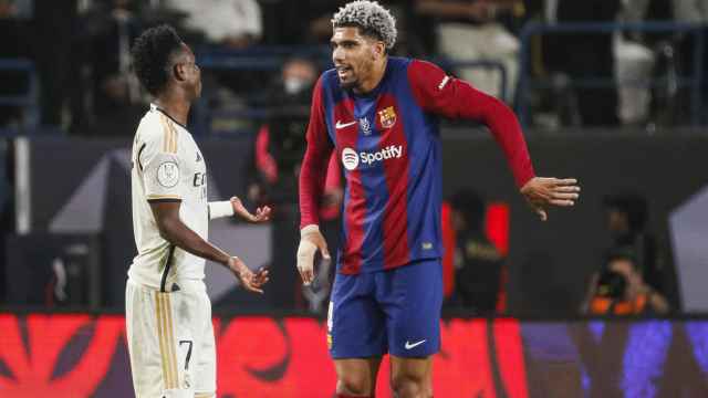 Araujo y Vinicius, en un lance de la final