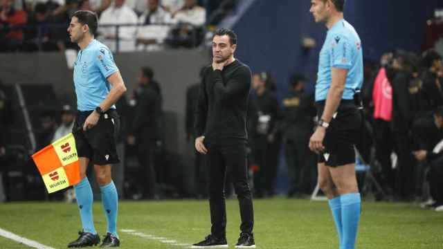 Xavi Hernández, preocupado, durante la final de la Supercopa