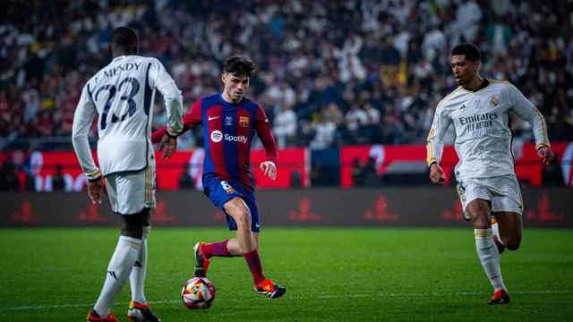 Pedri encara a Jude Bellingham y Ferland Mendy en el clásico de Supercopa