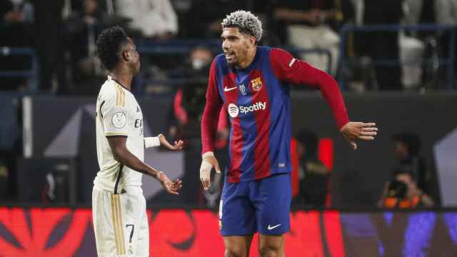 Araujo y Vinicius, en un lance de la final