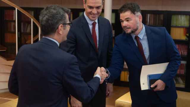 El ministro de la Presidencia, Félix Bolaños, y el presidente del Gobierno en funciones, Pedro Sánchez reciben al portavoz de ERC, Gabriel Rufián, en octubre de 2023