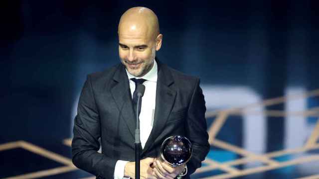 Pep Guardiola sostiene el The Best como mejor entrenador del año