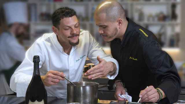 Jaime Lieberman y Jon Giraldo (d), durante la preparación de un plato