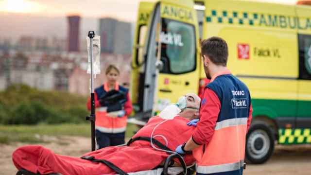 Una ambulancia de Falck, con la Plaza Europa de L'Hospitalet de fondo