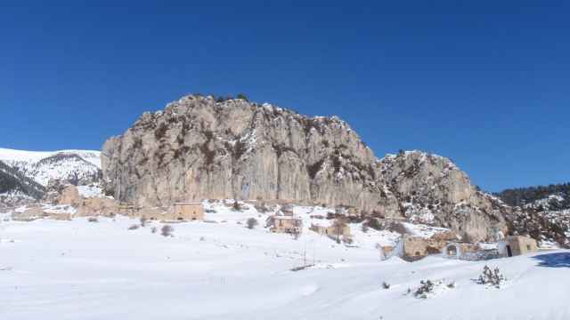 Las ruinas de un pueblo abandonado en la nieve