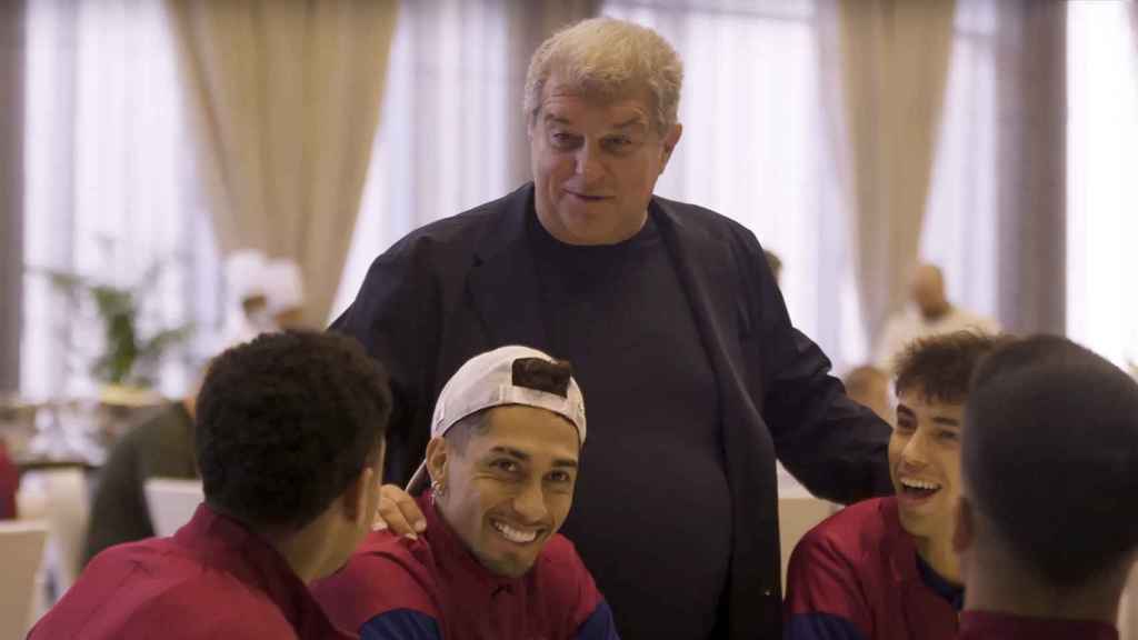 Laporta, junto a Raphinha y otros jugadores del Barça, antes de la final de la Supercopa de 2024