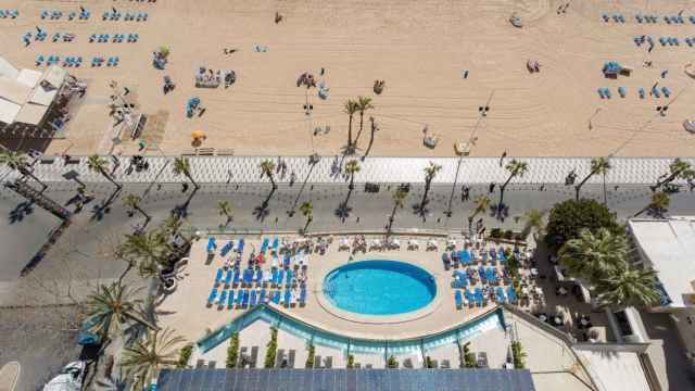 Un hotel de costa con piscina