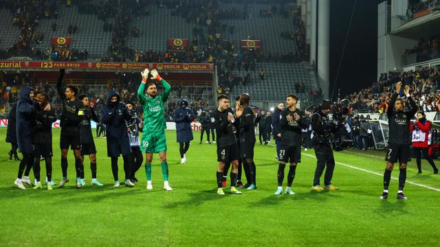 Los jugadores del PSG agradecen el apoyo a la afición tras la victoria contra el Lens