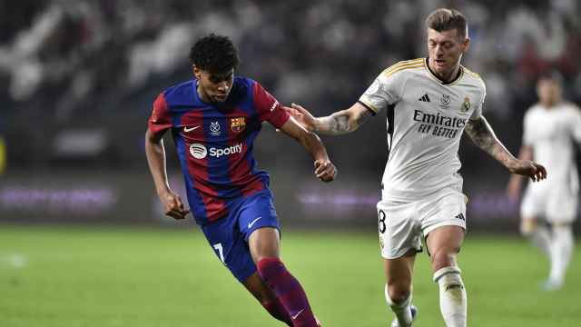 Toni Kroos persigue a Lamine Yamal en el clásico de Supercopa