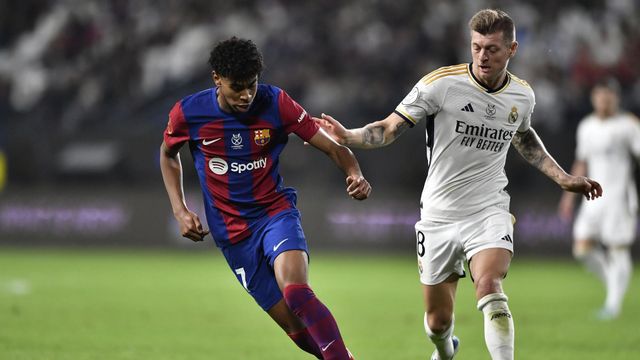 Toni Kroos persigue a Lamine Yamal en el clásico de Supercopa