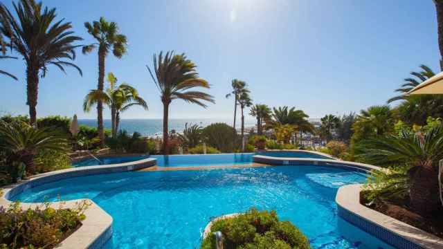 Un hotel de costa con piscina