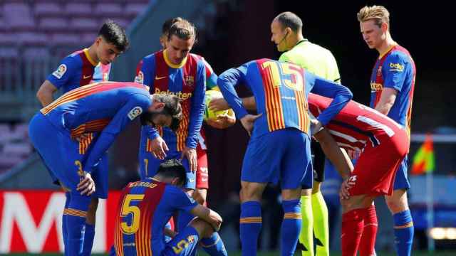 Jugadores del Barça, rodeando a Mateu Lahoz en una imagen de archivo