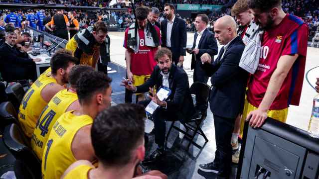 Grimau da indicaciones a sus jugadores en casa del Anadolu Efes