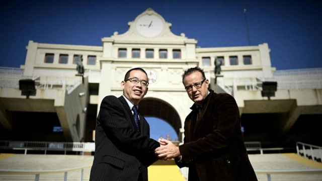 Paco Medina (d), fundador de Open Camp, con un directivo de Huawei