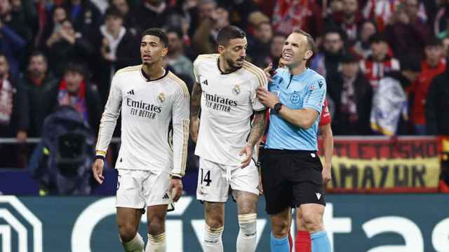 Joselu conversa con Cuadra Fernández en el Atlético-Real Madrid