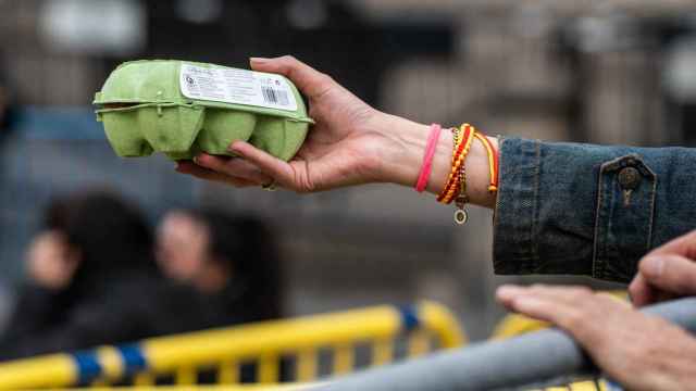 Una mano sostiene una huevera