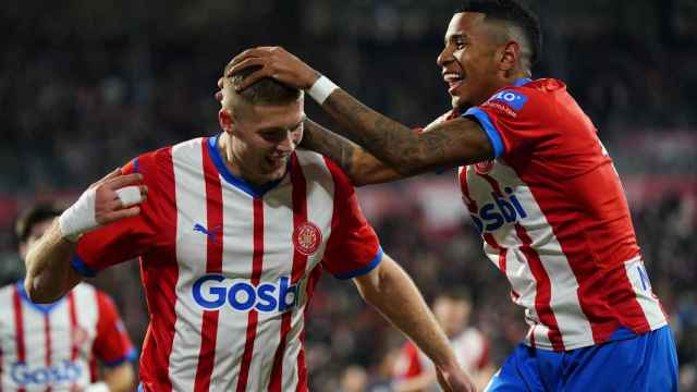 Artem Dovbyk y Savinho celebran el hat-trick del delantero ucraniano al Sevilla