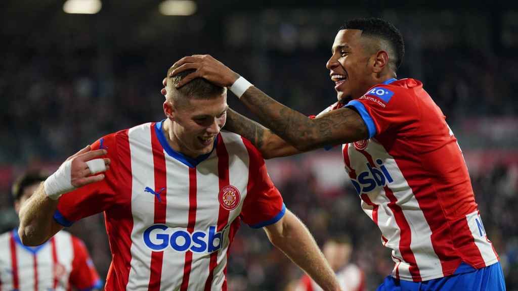 Artem Dovbyk y Savinho celebran el hat-trick del delantero ucraniano al Sevilla