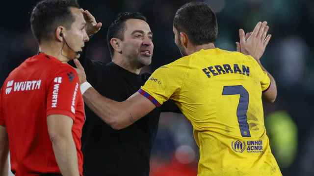 Ferran Torres abraza a Xavi Hernández tras marcarle un hat-trick al Betis en Liga