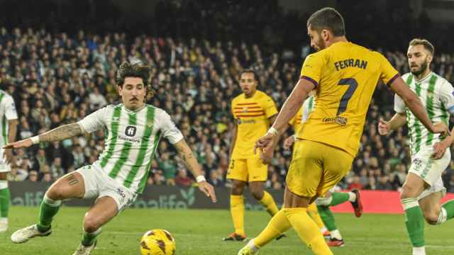 Ferran Torres intenta un remate contra el Betis