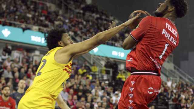 Jabari Parker defiende a un jugador del Covirán en Granada