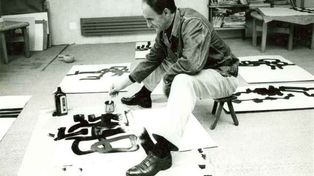 Chillida trabaja en su taller, en una instantánea fechada en 1963.