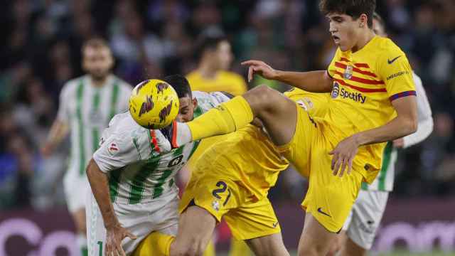 Pau Cubarsí, en su debut en la Liga ante el Betis