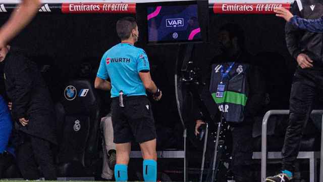El colegiado del Real Madrid-Almería, revisando una acción en el VAR