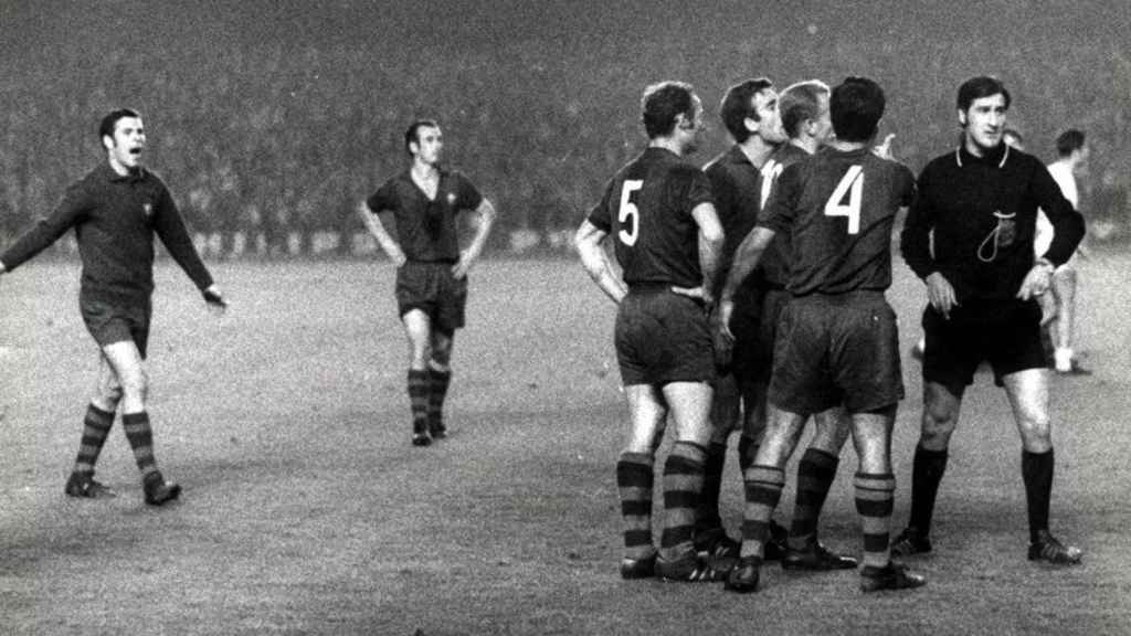 Els jugadors del Barça protesten a Guruceta