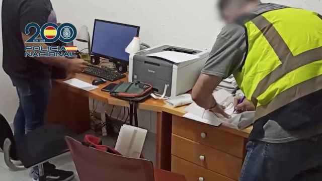 Agentes de la Policía Nacional en la casa del depredador sexual detenido en Argentona (Barcelona)