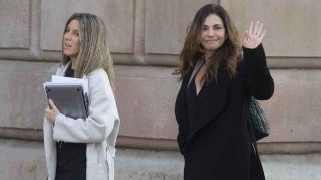 La presentadora de televisión Mariló Montero (d) a su llegada a la Audiencia de Barcelona donde este martes se juzga a los paparazzi Diego Arrabal y Gustavo González por fotografiarla en topless en la terraza de un hotel de Bora Bora