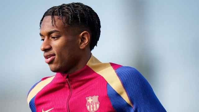 Alejandro Balde muestra su nuevo 'look' en el entrenamiento