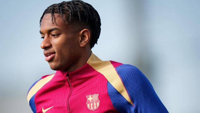 Alejandro Balde muestra su nuevo 'look' en el entrenamiento