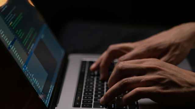 Una persona envía mensajes desde un ordenador