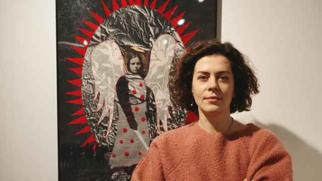 Pidgayna frente a una obra de Lisova