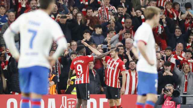 Ferran y De Jong, cabizbajos, tras el tercer gol del Athletic