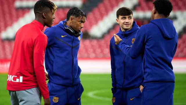 Nico Williams conversa con Pedri, Balde y Lamine Yamal, rivales en la Copa y compañeros en la Roja