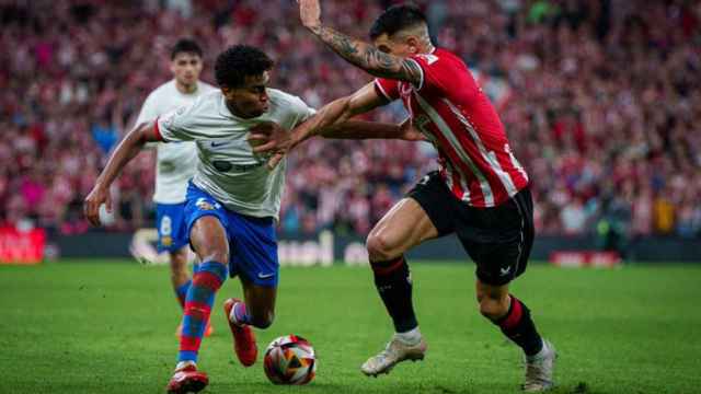 Lamine Yamal regatea a un jugador del Athletic
