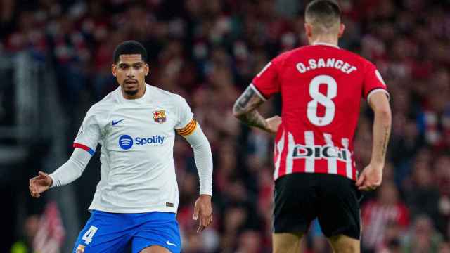 Ronald Araujo intenta superar a Sancet en una salida de balón del Barça