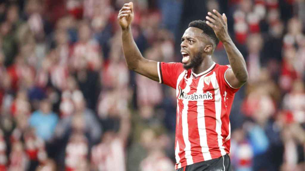 Iñaki Williams celebra la victoria del Athletic sobre el Barça con la grada de San Mamés