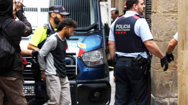 Un agente de la Guardia Urbana, practicando una detención de un 'narco'