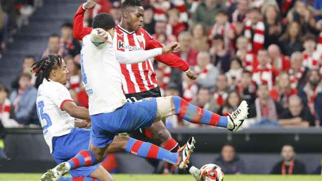 Ronald Araujo y Jules Koundé se lanzan a bloquear un tiro de Nico Williams