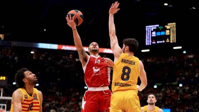 Brizuela intenta detener una canasta en la visita del Barça de basket a Milán